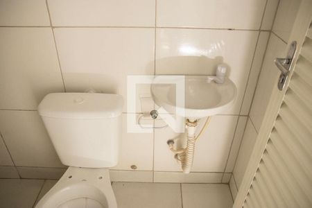 Banheiro de kitnet/studio para alugar com 1 quarto, 50m² em Vila Itatiaia, Goiânia