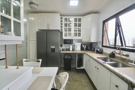 Apartamento para alugar com 450m², 4 quartos e 3 vagas Apartamento para alugar com 450m², 4 quartos e 3 vagasCozinha