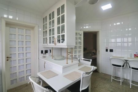 Apartamento para alugar com 450m², 4 quartos e 3 vagas Apartamento para alugar com 450m², 4 quartos e 3 vagasCozinha
