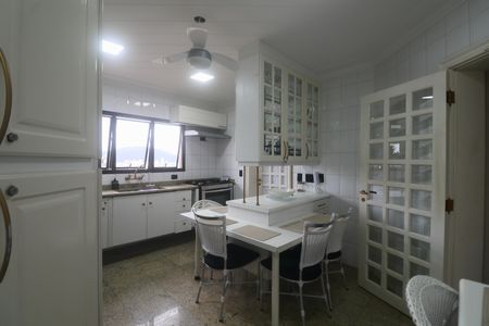 Apartamento para alugar com 450m², 4 quartos e 3 vagas Apartamento para alugar com 450m², 4 quartos e 3 vagasCozinha