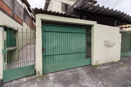 Casa à venda com 267m², 6 quartos e 3 vagas Casa à venda com 267m², 6 quartos e 3 vagasFachada