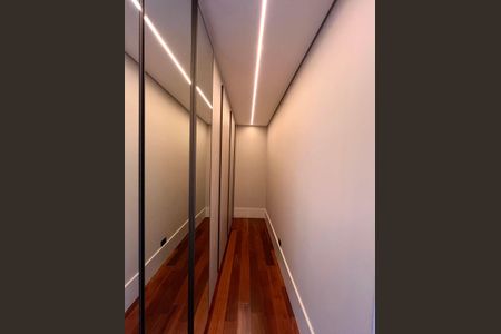 Closet da suíte de casa de condomínio à venda com 5 quartos, 510m² em Alphaville Residencial Um, Barueri