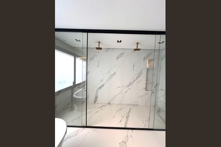 Banheiro da Suíte de casa de condomínio à venda com 5 quartos, 510m² em Alphaville Residencial Um, Barueri