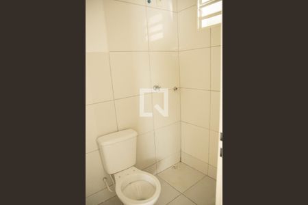 Banheiro de kitnet/studio para alugar com 1 quarto, 50m² em Vila Itatiaia, Goiânia