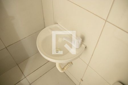 Banheiro de kitnet/studio para alugar com 1 quarto, 50m² em Vila Itatiaia, Goiânia