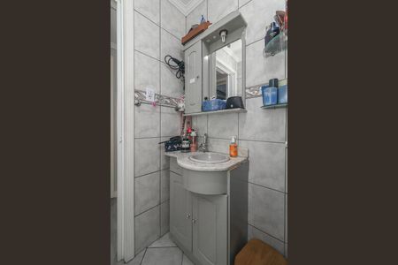 Banheiro de apartamento à venda com 2 quartos, 50m² em Sarandi, Porto Alegre
