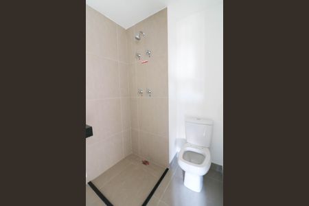 Banheiro de kitnet/studio para alugar com 1 quarto, 22m² em Jardim das Acacias, São Paulo