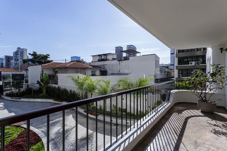 Apartamento à venda com 200m², 4 quartos e 2 vagas Apartamento à venda com 200m², 4 quartos e 2 vagasVaranda