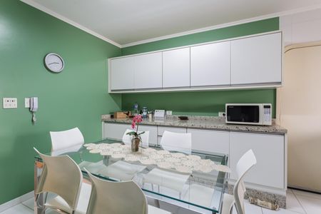 Apartamento à venda com 200m², 4 quartos e 2 vagas Apartamento à venda com 200m², 4 quartos e 2 vagasCozinha
