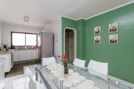 Apartamento à venda com 200m², 4 quartos e 2 vagas Apartamento à venda com 200m², 4 quartos e 2 vagasCozinha