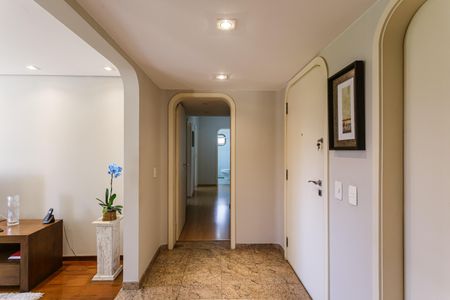Apartamento à venda com 200m², 4 quartos e 2 vagas Apartamento à venda com 200m², 4 quartos e 2 vagasCorredor