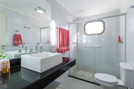 Apartamento à venda com 200m², 4 quartos e 2 vagas Apartamento à venda com 200m², 4 quartos e 2 vagasBanheiro da Suíte 1