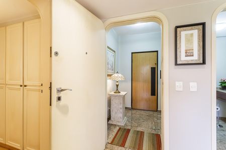 Apartamento à venda com 200m², 4 quartos e 2 vagas Apartamento à venda com 200m², 4 quartos e 2 vagasHall de entrada