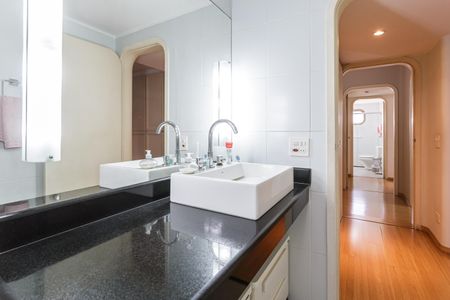 Apartamento à venda com 200m², 4 quartos e 2 vagas Apartamento à venda com 200m², 4 quartos e 2 vagasBanheiro da Suíte 2