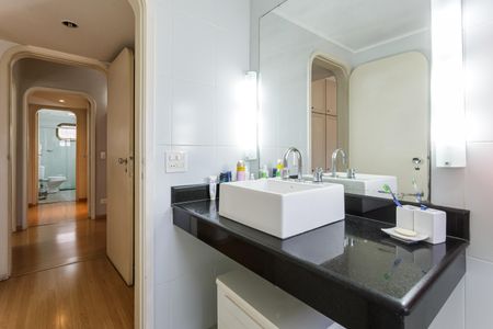 Apartamento à venda com 200m², 4 quartos e 2 vagas Apartamento à venda com 200m², 4 quartos e 2 vagasBanheiro da Suíte 1