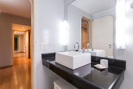 Apartamento à venda com 200m², 4 quartos e 2 vagas Apartamento à venda com 200m², 4 quartos e 2 vagasBanheiro Social