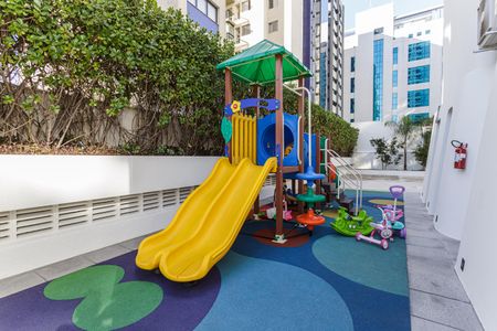 Apartamento à venda com 200m², 4 quartos e 2 vagas Apartamento à venda com 200m², 4 quartos e 2 vagasÁrea comum - Playground