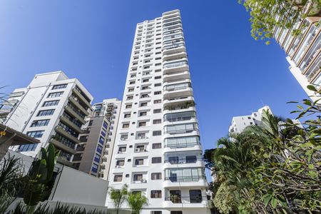 Apartamento à venda com 200m², 4 quartos e 2 vagas Apartamento à venda com 200m², 4 quartos e 2 vagasFachada