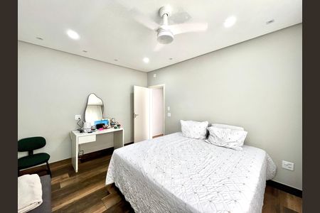 Casa à venda com 500m², 3 quartos e 5 vagas Casa à venda com 500m², 3 quartos e 5 vagasQuarto Suíte