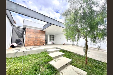 Casa à venda com 500m², 3 quartos e 5 vagas Casa à venda com 500m², 3 quartos e 5 vagasFachada