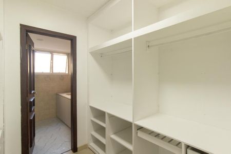 Apartamento à venda com 140m², 4 quartos e 2 vagas Apartamento à venda com 140m², 4 quartos e 2 vagasCloset da suíte