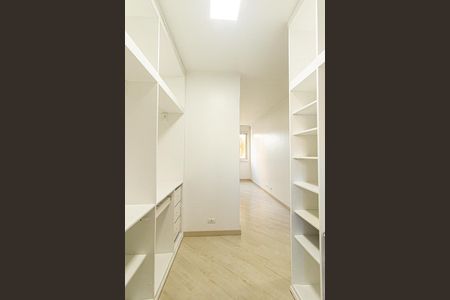 Apartamento à venda com 140m², 4 quartos e 2 vagas Apartamento à venda com 140m², 4 quartos e 2 vagasCloset da suíte