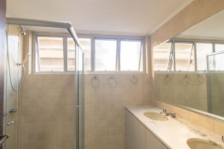 Apartamento à venda com 140m², 4 quartos e 2 vagas Apartamento à venda com 140m², 4 quartos e 2 vagasBanheiro da Suite