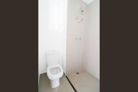 Banheiro de kitnet/studio para alugar com 1 quarto, 22m² em Jardim das Acacias, São Paulo