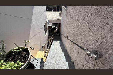 Casa à venda com 125m², 4 quartos e 2 vagas Casa à venda com 125m², 4 quartos e 2 vagasEscada