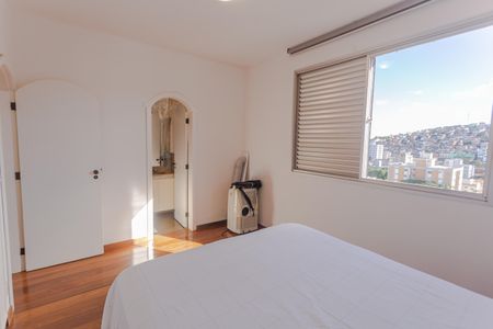 Apartamento para alugar com 143m², 4 quartos e 2 vagas Apartamento para alugar com 143m², 4 quartos e 2 vagasSuíte