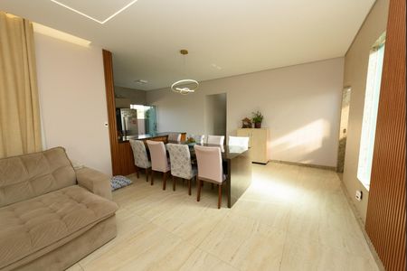 Casa à venda com 600m², 3 quartos e 4 vagas Casa à venda com 600m², 3 quartos e 4 vagasSala