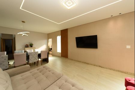 Casa à venda com 600m², 3 quartos e 4 vagas Casa à venda com 600m², 3 quartos e 4 vagasSala
