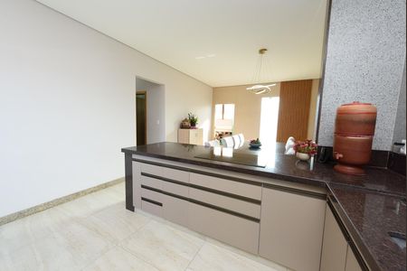 Casa à venda com 600m², 3 quartos e 4 vagas Casa à venda com 600m², 3 quartos e 4 vagasCozinha