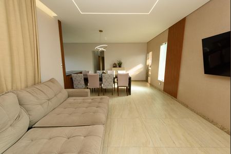 Casa à venda com 600m², 3 quartos e 4 vagas Casa à venda com 600m², 3 quartos e 4 vagasSala