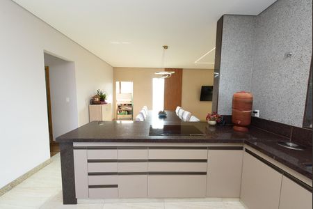 Casa à venda com 600m², 3 quartos e 4 vagas Casa à venda com 600m², 3 quartos e 4 vagasCozinha