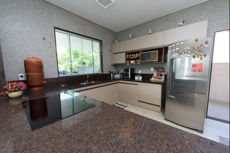 Casa à venda com 600m², 3 quartos e 4 vagas Casa à venda com 600m², 3 quartos e 4 vagasCozinha