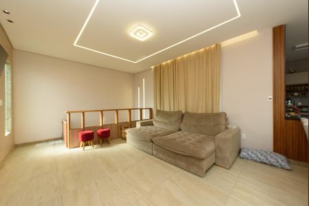 Casa à venda com 600m², 3 quartos e 4 vagas Casa à venda com 600m², 3 quartos e 4 vagasSala