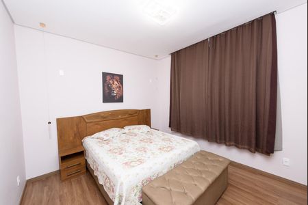 Casa à venda com 600m², 3 quartos e 4 vagas Casa à venda com 600m², 3 quartos e 4 vagasSuíte