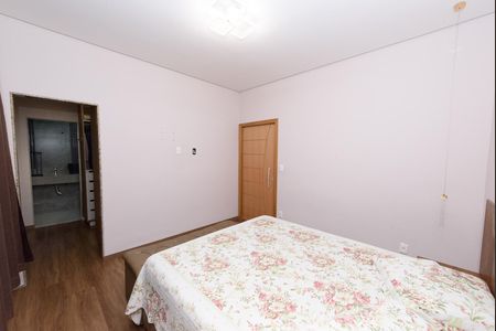 Casa à venda com 600m², 3 quartos e 4 vagas Casa à venda com 600m², 3 quartos e 4 vagasSuíte