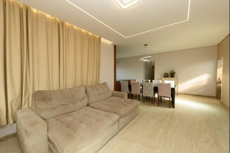 Casa à venda com 600m², 3 quartos e 4 vagas Casa à venda com 600m², 3 quartos e 4 vagasSala