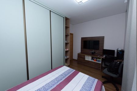 Casa à venda com 600m², 3 quartos e 4 vagas Casa à venda com 600m², 3 quartos e 4 vagasQuarto 2