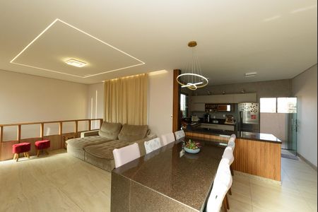 Casa à venda com 600m², 3 quartos e 4 vagas Casa à venda com 600m², 3 quartos e 4 vagasSala