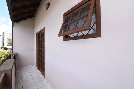 Sacada da sala 2 de casa à venda com 3 quartos, 202m² em Capão da Imbuia, Curitiba