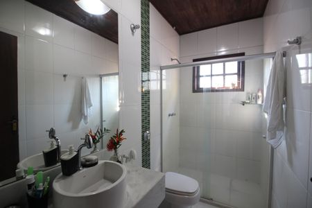 Casa de condomínio para alugar com 275m², 5 quartos e 5 vagasBanheiro Social