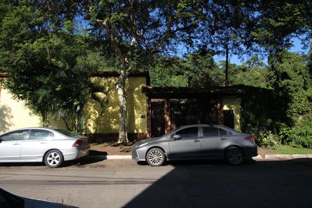 Casa de condomínio para alugar com 275m², 5 quartos e 5 vagasFachada