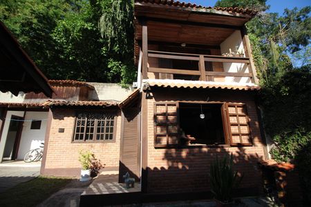 Casa de condomínio para alugar com 275m², 5 quartos e 5 vagasEdícula