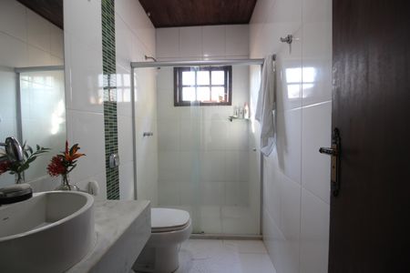 Casa de condomínio para alugar com 275m², 5 quartos e 5 vagasBanheiro Social