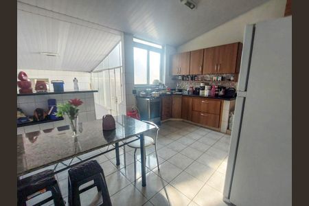 Casa à venda com 150m², 5 quartos e 2 vagas Casa à venda com 150m², 5 quartos e 2 vagasCozinha