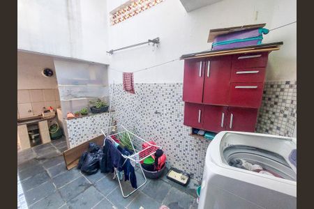 Casa à venda com 150m², 5 quartos e 2 vagas Casa à venda com 150m², 5 quartos e 2 vagasÁrea de Serviço