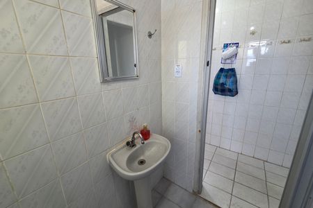 Banheiro de apartamento para alugar com 1 quarto, 40m² em Guilhermina, Praia Grande
